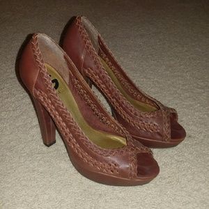 Chestnut brown Guess pumps