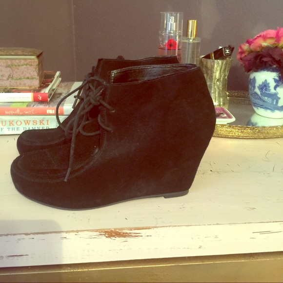 DV ankle wedge boots 😎