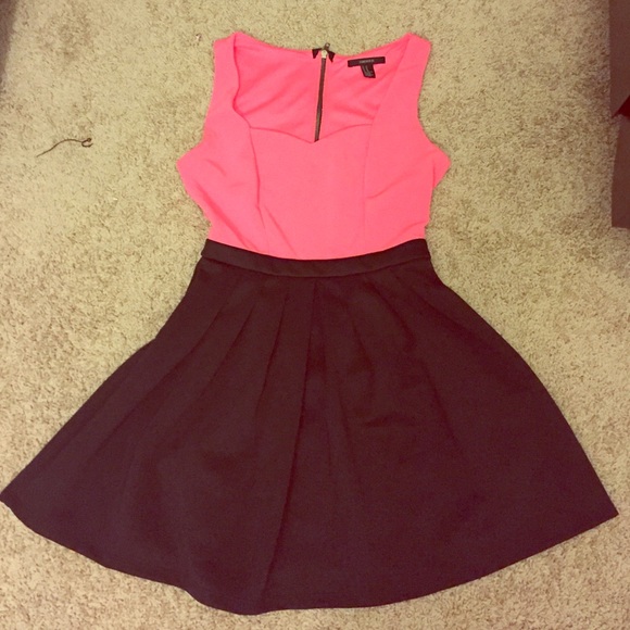 Adorable polyester skater dress!!