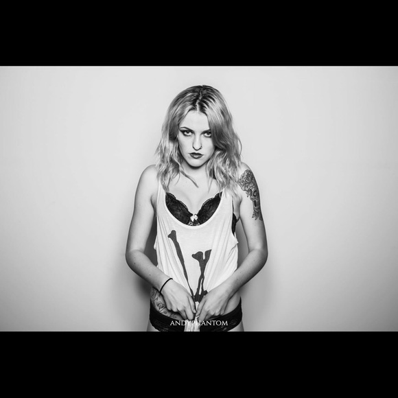 Meet your Posher, Cassandra - Picture 3 of 4