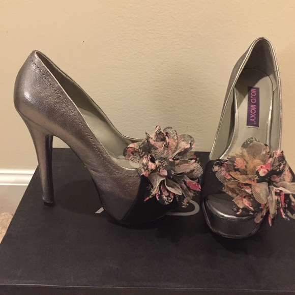 Mojo Moxie silver heels