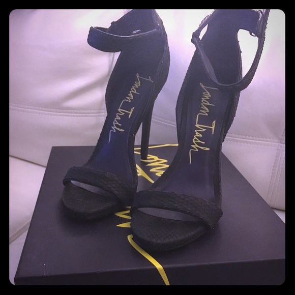 Black Pumps