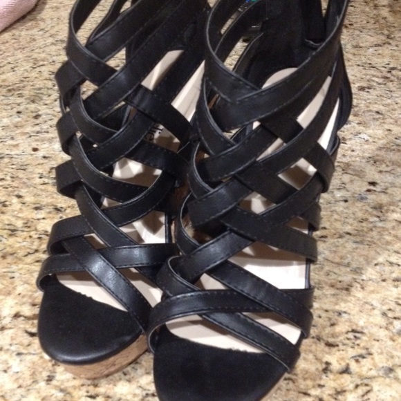 Super cute black wedges