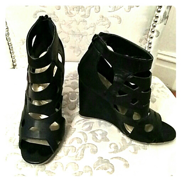 Black cutout wedges - Picture 1 of 3