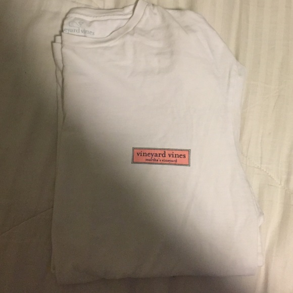 Vineyard vines. Plain white Tshirt
