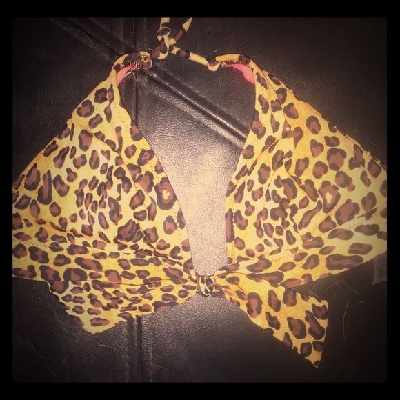 Cheetah Print VS Bikini - Picture 1 of 1