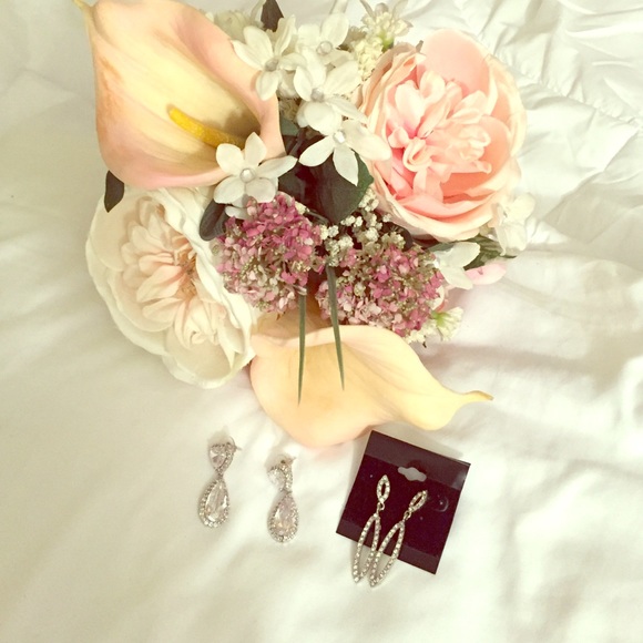 Bridal earnings. Tear drop shaped