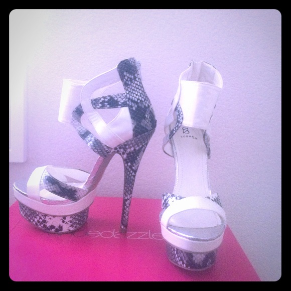 💕Sale💕  Never worn Scene heels