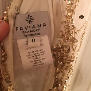I am selling a Faviana glamour prom dress