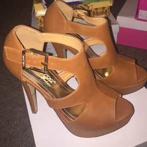 PLATFORMS! Like new!