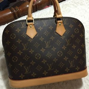 Authentic LV alma PM! Perfect condition! 😍