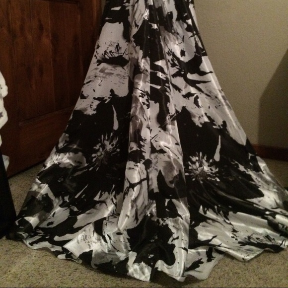 PROM DRESS - Picture 3 of 4