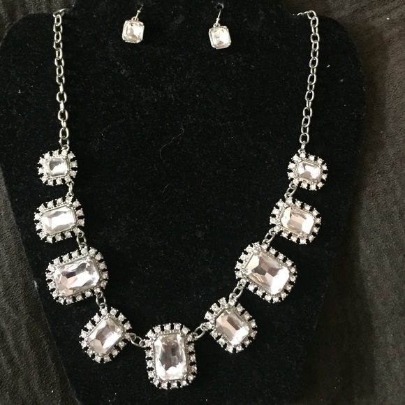 NEW! Gorgeous Formal Necklace & Earring Set - Picture 1 of 4