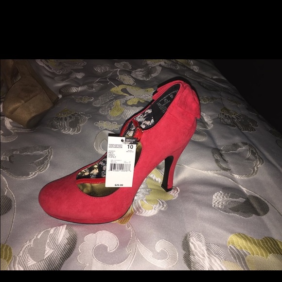 Red pumps