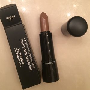 BNIB! M•A•C touch the earth