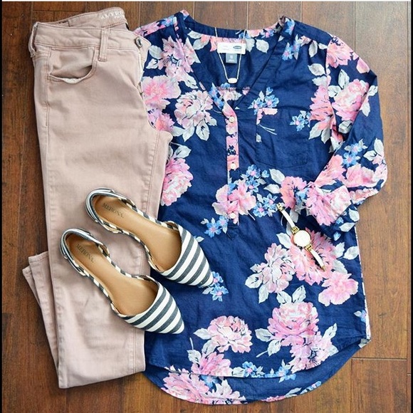 ISO this top!! Size Large please - Picture 1 of 1