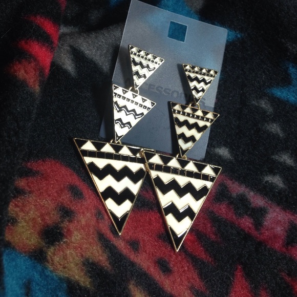 Triple Triangle Chevron Earnings
