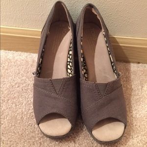 Toms size 5. Gray
