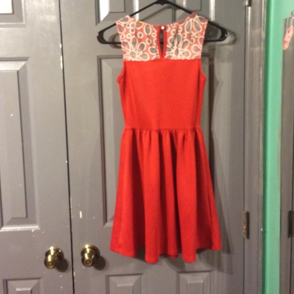 Dress with sheer flower pattern at the top - Picture 2 of 3