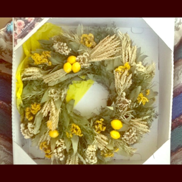 Floral arrangement wreath