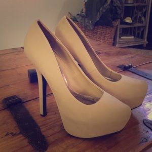Nude pumps