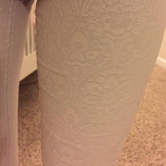 Patterned tan pants - Picture 2 of 3
