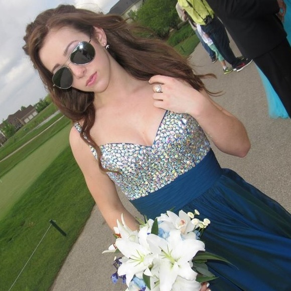 La Femme Prom Dress - Picture 4 of 4