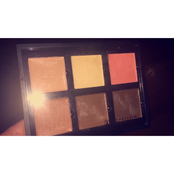 ABH cream contour kit in Medium
