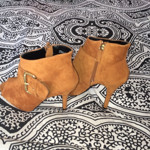 Cognac colored suede bootie!