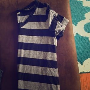 Striped grey and black vneck tee