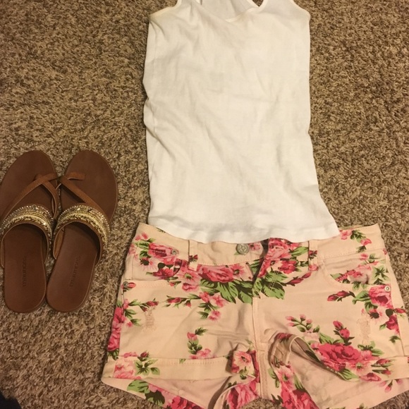 Floral shorts! Perfect for summer time - Picture 2 of 4
