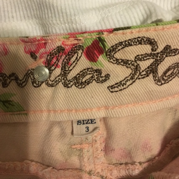 Floral shorts! Perfect for summer time - Picture 3 of 4