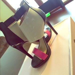 Juicy contour heels