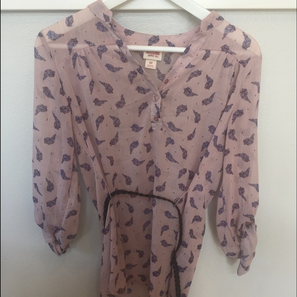 Quarter sleeve blouse w/ built in belt.