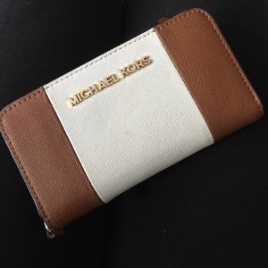Micheal Kors Tan and White Wallet ❤️