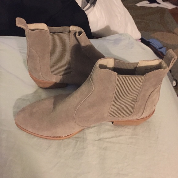 ADORBALE ankle booties!!!!