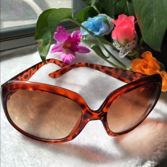 Brand New Sunglass - Picture 2 of 3