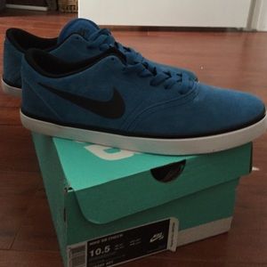 NEW IN BOX NIKE SB SHOES MENS SIZE 10.5