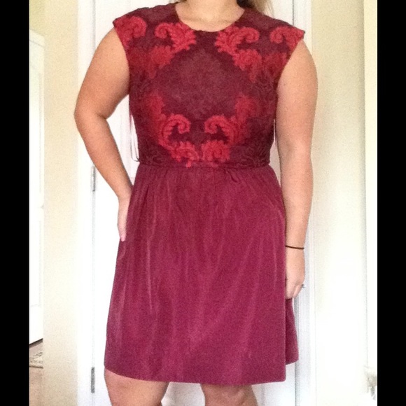 🎉HP 01/2017🎉Fit and Flare Lace Bodice Red Dress - Picture 2 of 4