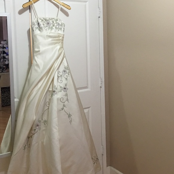 Beautiful Wedding dress. - Picture 1 of 4