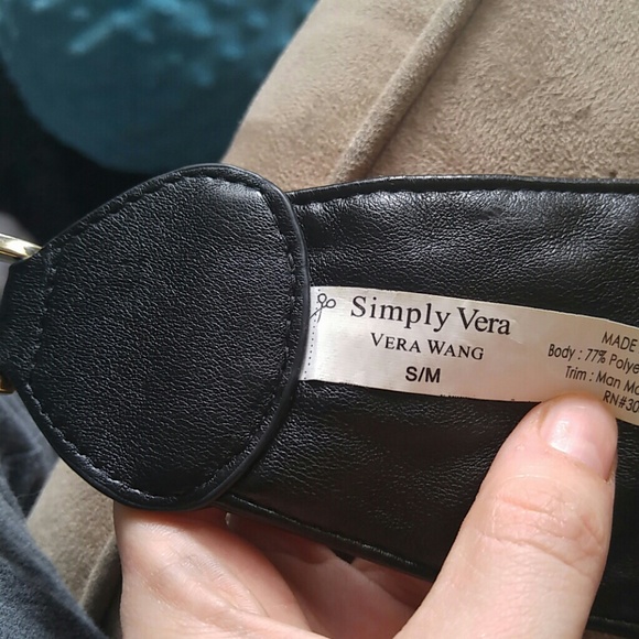 Black leather Vera Wang belt NWOT - Picture 3 of 4