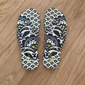 AUTHENTIC "FANFARE" VERA BRADLEY FLIPS ⚫️ AUTHENTIC "FANFARE" VERA BRADLEY FLIPS ⚫️