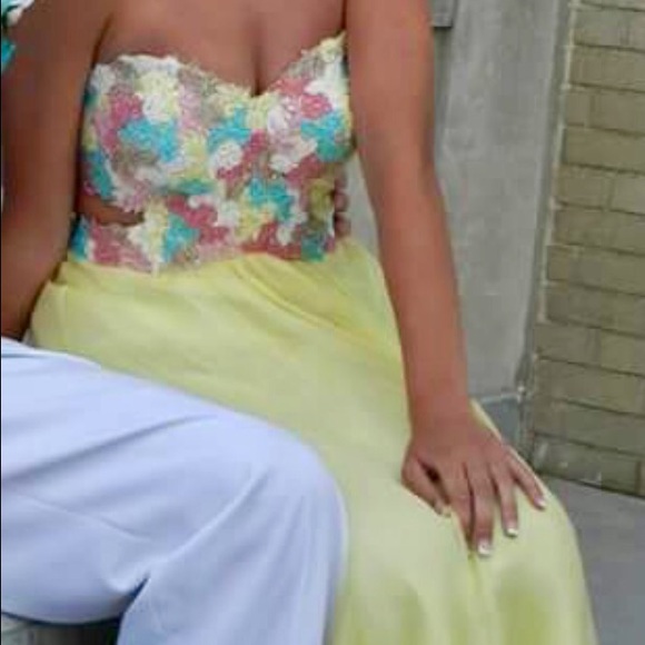 Yellow prom dress. Great condition - Picture 4 of 4
