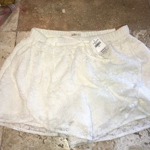Hollister white lace flowy shorts (brand new)
