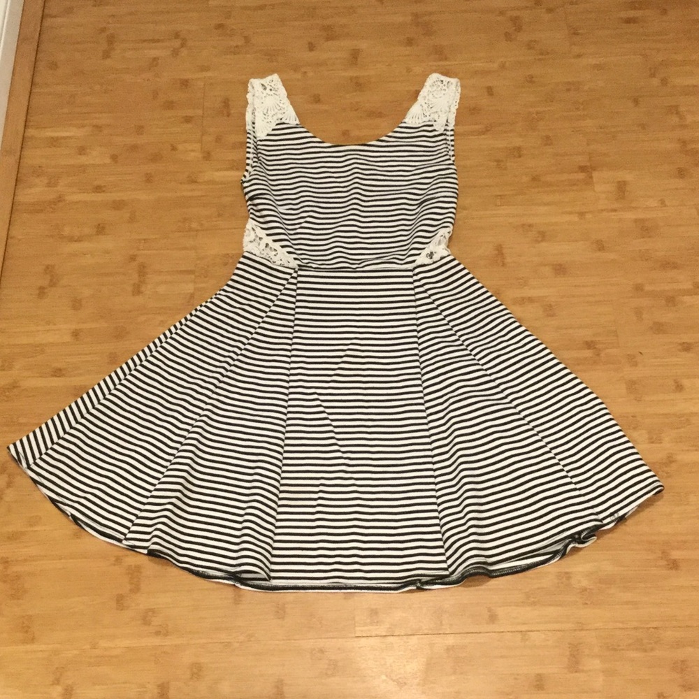 🔵 Striped dress w/lace cut out