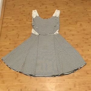 🟡 Striped dress w/lace cut out