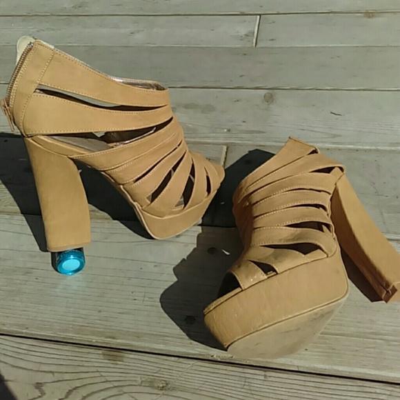 QUPID STRAPPY SZ:7 PEEP TOE PLATFORM SANDAL