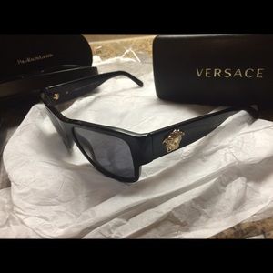 Mint condition , medusa gold polarized sunglasses