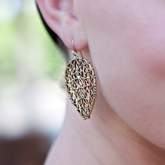 Gold detailed leaf earrings