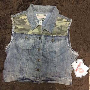 ‼PRICE CUT!!Denim and camo vest!